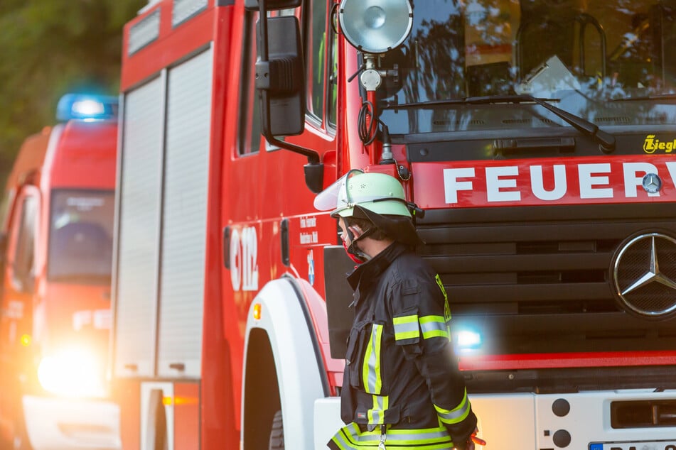 Die Feuerwehr ist zu einem Brand in einem Agrarbetrieb in Tucheim bei Genthin ausgebrochen. (Symbolbild)