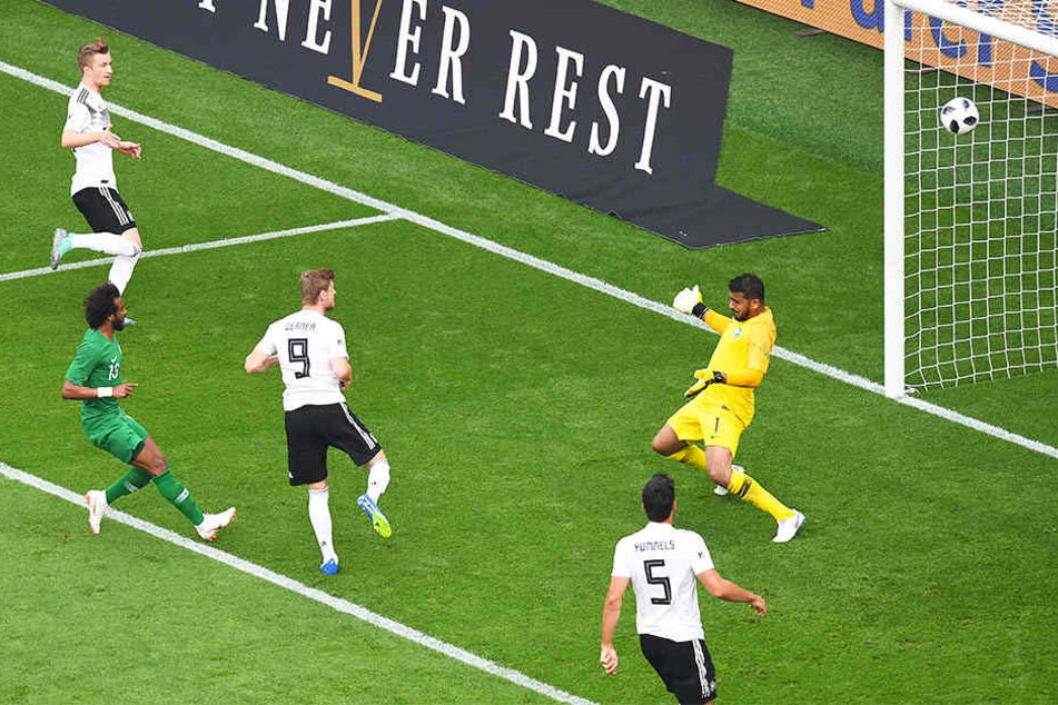 Die Führung für Deutschland: Timo Wener (Nr. 9) erzielt nach Vorlage von Marco Reus (oben links) das 1:0. Mats Hummels (Nr. 5) schaut zu.