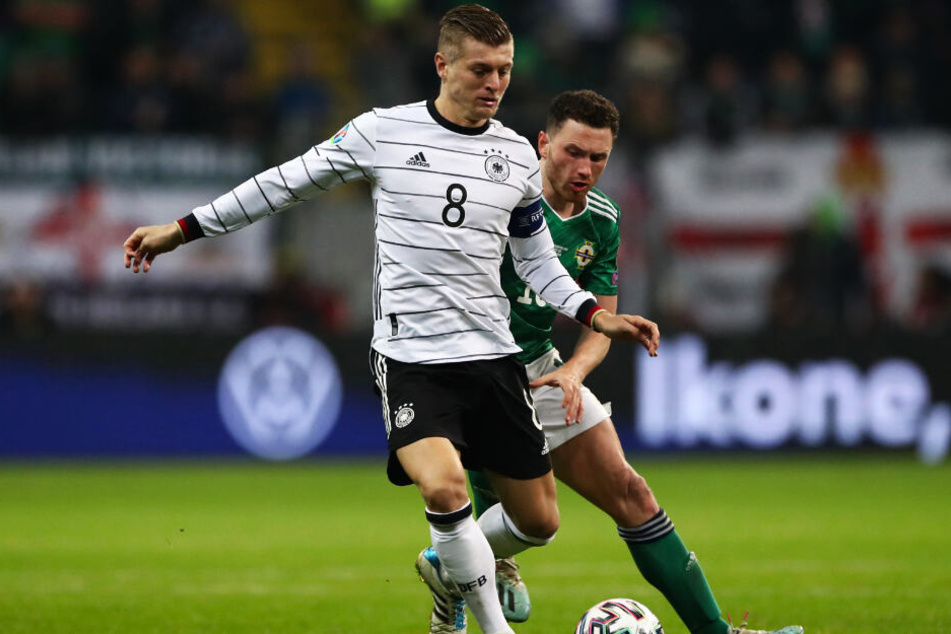 Toni Kroos (l.) schwang sich nach seinem Fehler vor dem 0:1 zum Taktgeber der deutschen Mannschaft auf und ging als Kapitän vorne weg.