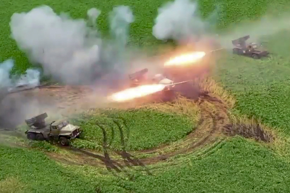 Ukraine-Krieg im Liveticker: Raketenangriff auf ukrainische Stadt Saporischschja