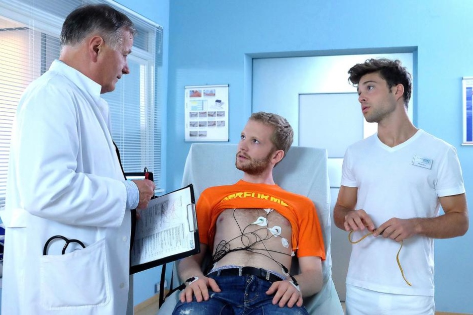 Beim Proben für einen wichtigen Auftritt hat Sänger Jimmy Dreyer einen Stromschlag erlitten und sich das Bein gebrochen. In seiner Band spielt auch der Enkelsohn des Sachsenklinik-Chefs Dr. Roland Heilmann (l.).