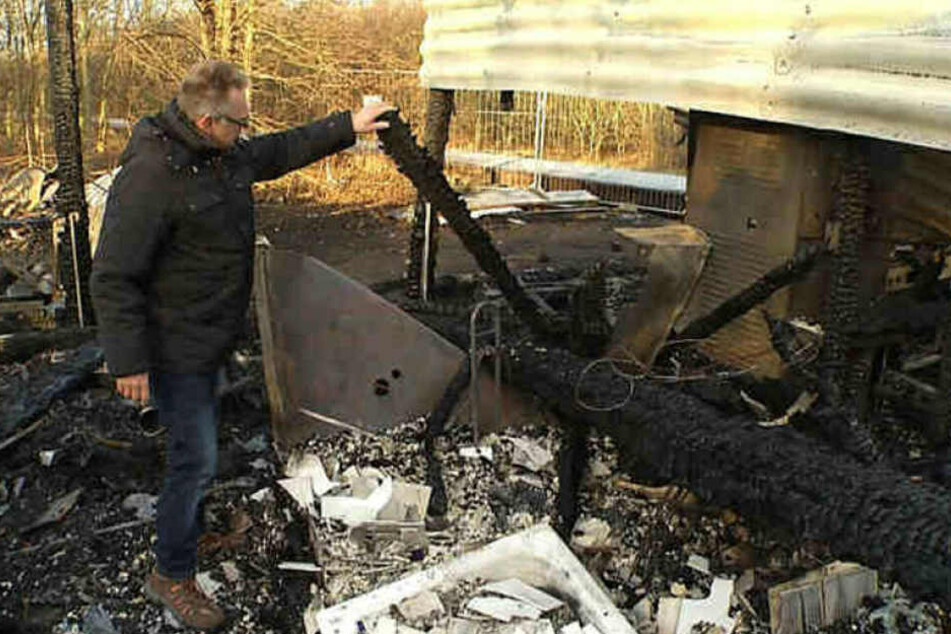 Gerd Helmchen steht wenige Tage nach dem verheerenden Brand neben den Resten seines Eiscafé Sunset. Der ehemalige Inhaber geht von Brandstiftung aus.