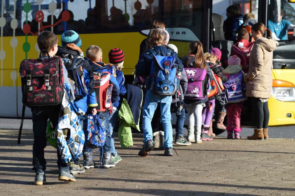 In vielen Städten werden Schulbusbegleiter eingesetzt, um die Ordnung zu wahren.