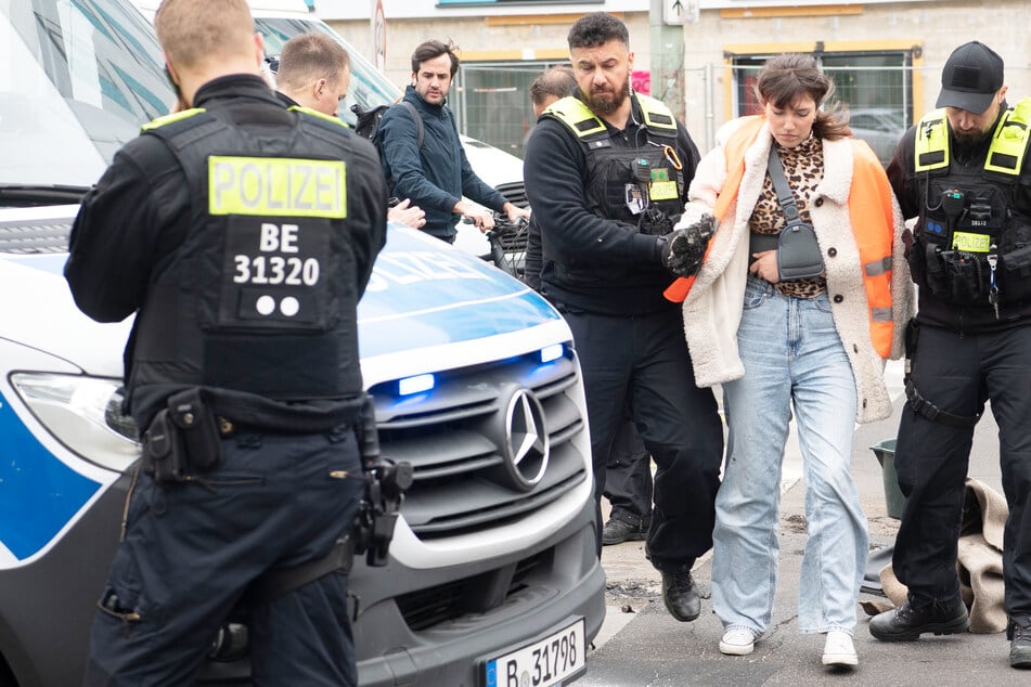 Nach einer Blockade in Berlin im Mai vergangenen Jahres wird Carla Hinrichs von der Polizei abgeführt.