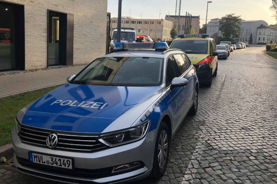 Zahlreiche Einsatzkräfte sind am Landratsamt vor Ort.