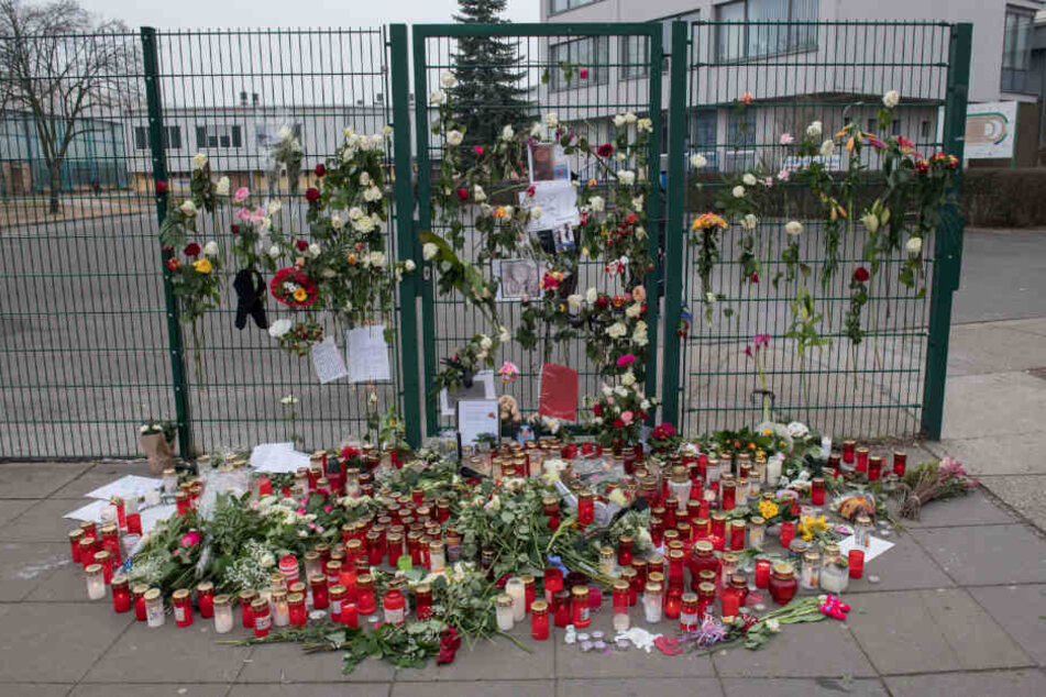 Blumen, Kerzen und Gedenkschreiben haben Menschen am Eingang zur Eisschnelllaufhalle an der Konrad-Wolf-Straße zum Gedenken an die ermordete 14 Jahre alte Schülerin abgelegt.