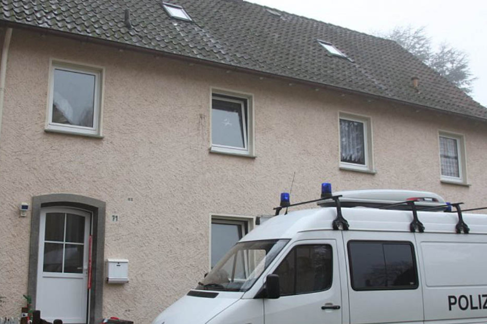 Die Ermittlungen der Mordkommission an der Albert-Rusch-Straße laufen.