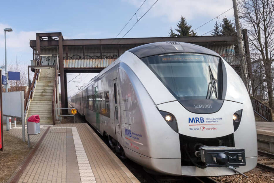 Ein Zug der Mitteldeutschen Regiobahn (MRB) fährt auf der Strecke Chemnitz-Leipzig über das Bahrmühlenviadukt und die Autobahn A4 in Wittgensdorf. Mit dem Fahrplanwechsel gab es auch bei der MRB viele Änderungen.