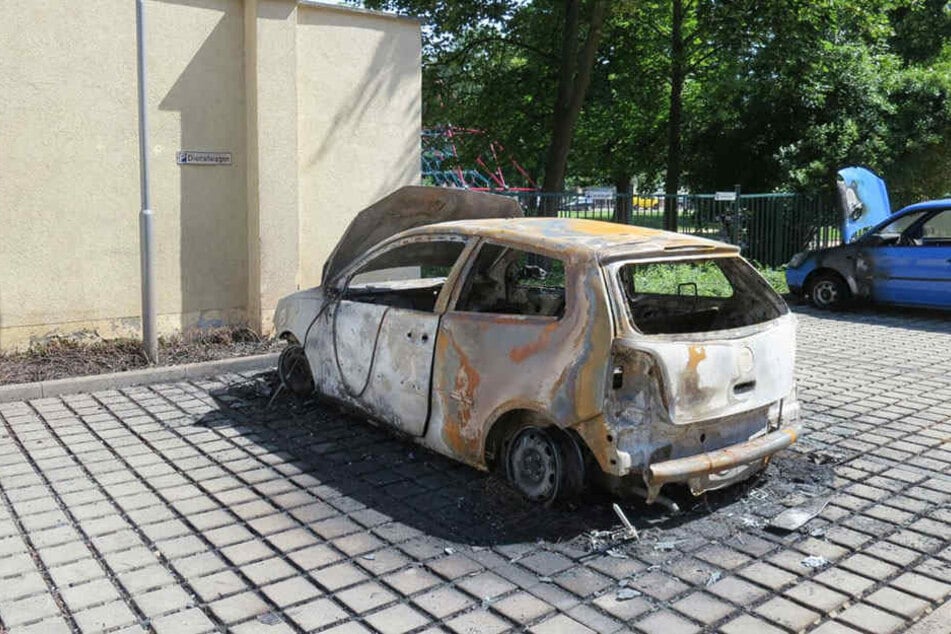 Vier Autos brannten auf dem Gelände des Rathauses in Markkleeberg. Die Polizei hat die Ermittlungen aufgenommen.