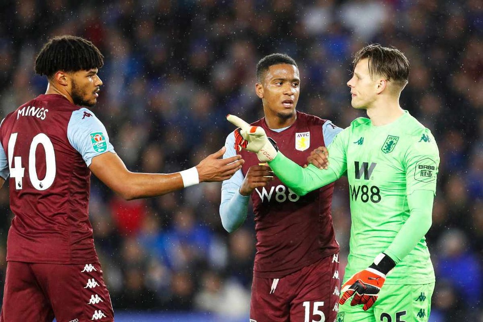 Orjan Nyland (30, links) von Aston Villa spricht mit seiner Verteidigung Tyrone Mings und Ezri Konsa.
