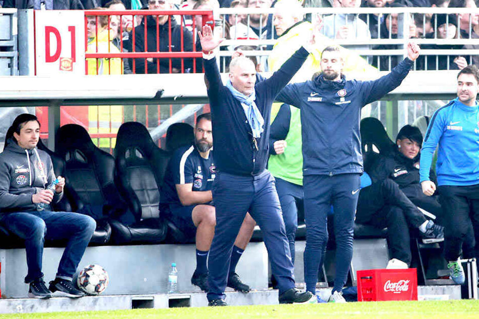 Beim 2:1-Sieg auf St. Pauli jubelten FCE-Boss Helge Leonhardt (M.,l.) und Robin Lenk noch gemeinsam.