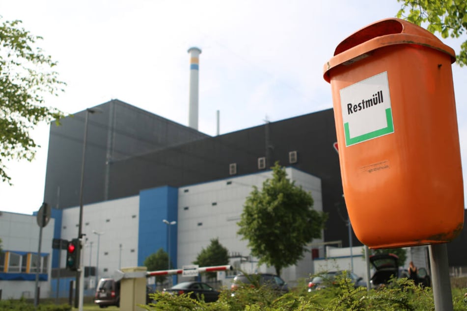Ein Mülleimer mit der Aufschrift "Restmüll" steht vor dem AKW Brunsbüttel.