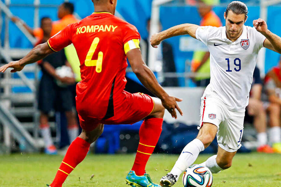 Der 55-fache US-Nationalspieler Graham Zusi (r.), hier bei der WM 2014 im Duell mit Belgiens Abwehrhüne Vincent Kompany, bereitete das erste Tor von Sporting Kansas City mit einer klasse Flanke vor.