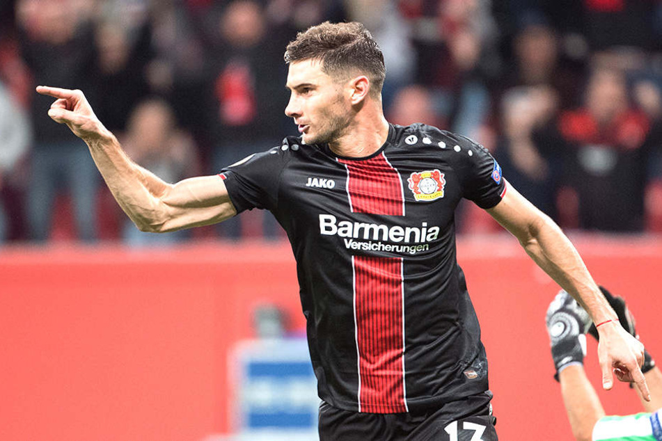 Fingerzeig! Lucas Alario gelang ein Doppelpack, mit dem Leverkusen die Tabellenführung gelang.