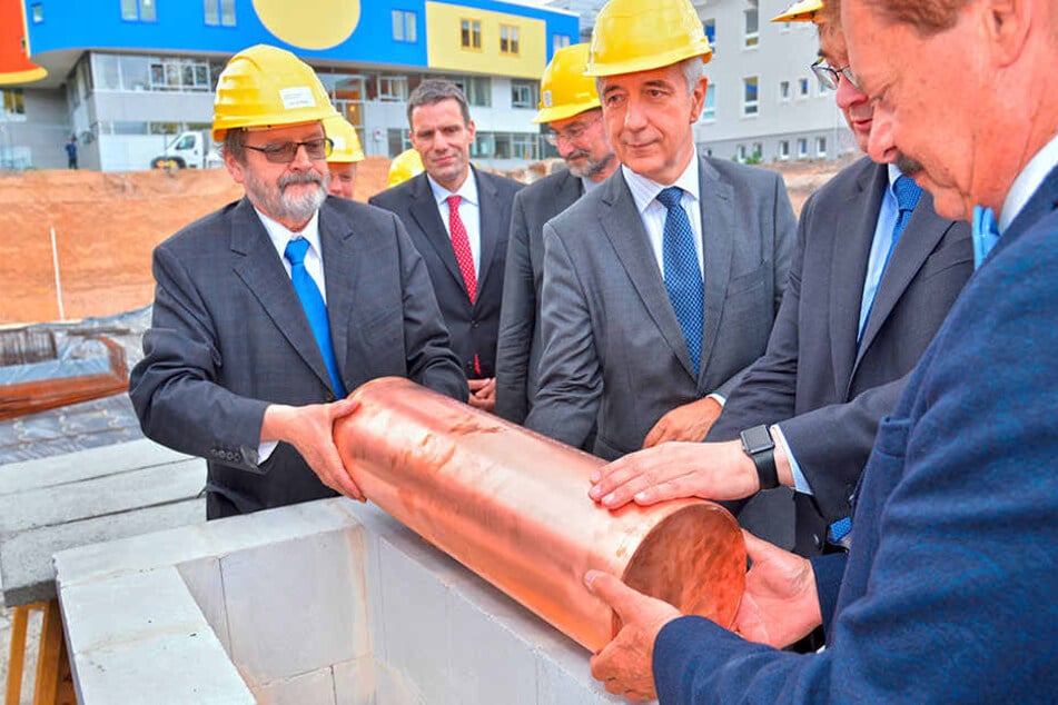 Ministerpräsident Stanislaw Tillich (58, CDU, Mitte) bei der Grundsteinlegung
mit Professoren der Uni-Klinik.