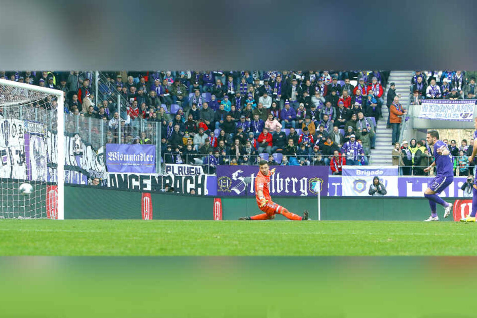 Der Dosenöffner der Partie: Pascal Testroet (r.) behält vor HSV-Keeper Daniel Heuer Fernandes die Nerven und schiebt zum 1:0 ein.