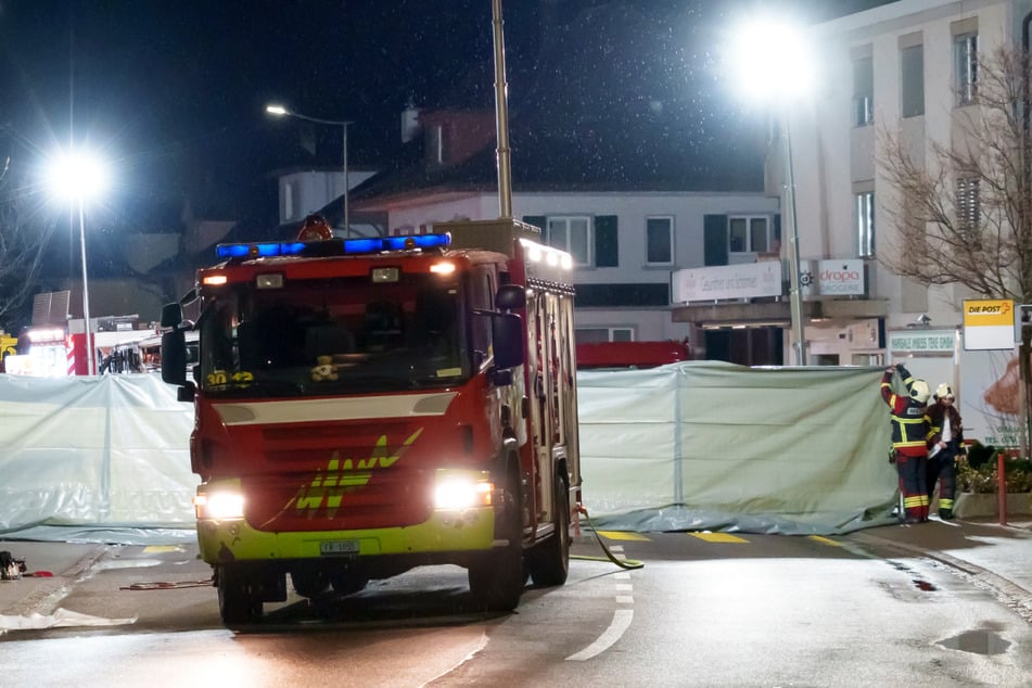 Feuerwehrleute und Polizisten errichteten Absperrungen rund um den Bereich.