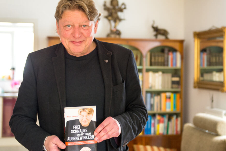 Walter Freiwald hält in seinem Haus seine Autobiographie "Frei Schnauze und mit einem Augenzwinkern" in den Händen.
