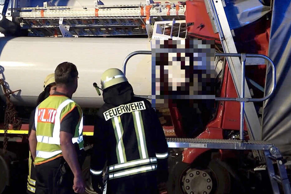 Die Feuerwehr muss das Unfallopfer derzeit noch bergen.