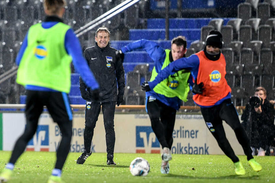 Jürgen Klinsmann beobachtet das erste Training nach dem Trainerwechsel in Berlin.