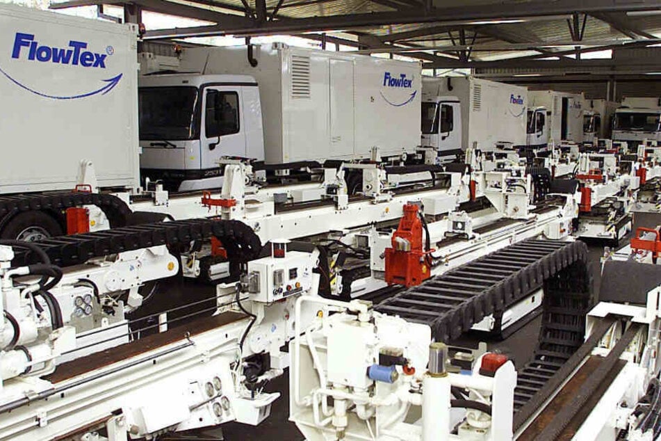Februar 2000: Beschlagnahmte Bohrsysteme und Lastwagen von Flowtex in einer Lagerhalle.