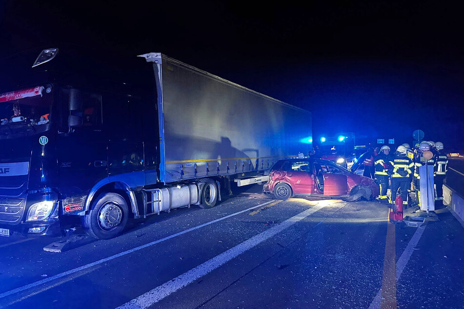 Nach einem Unfall auf der A72 südlich von Leipzig kamen Rettungsdienst und Feuerwehr zum Einsatz.