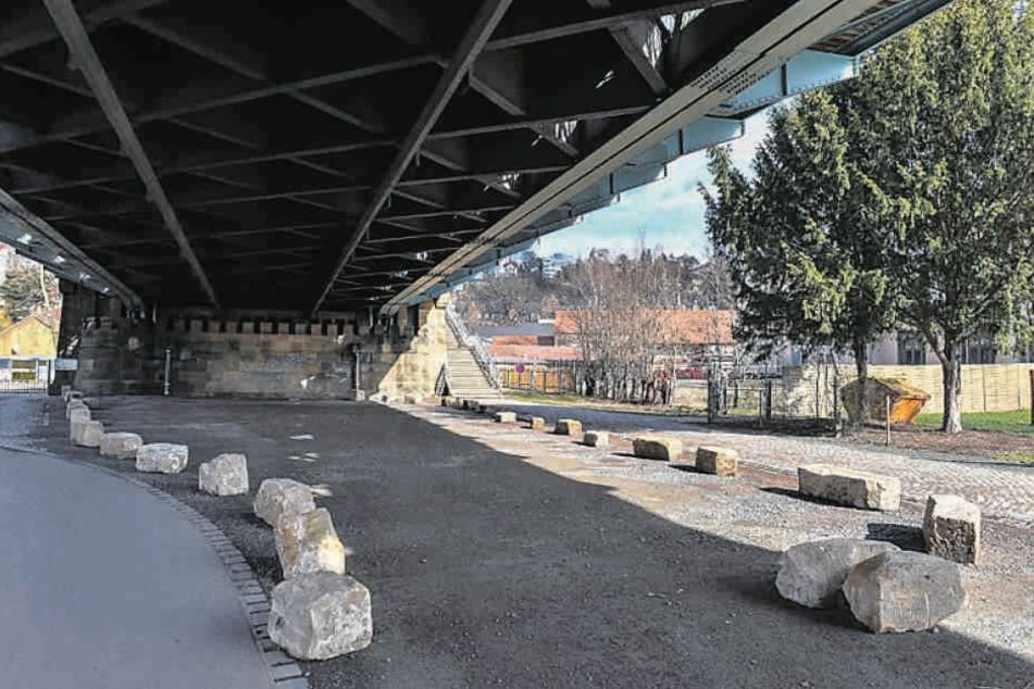 In Loschwitz verhindern Steine seit letztem Jahr das Parken unter der Brücke. Daran soll auch der neue Antrag nichts ändern.