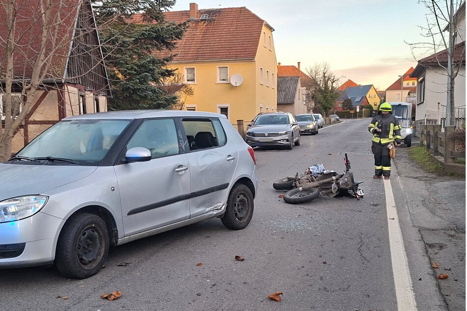 Die Stelle des Einschlags ist am Skoda deutlich zu erkennen.