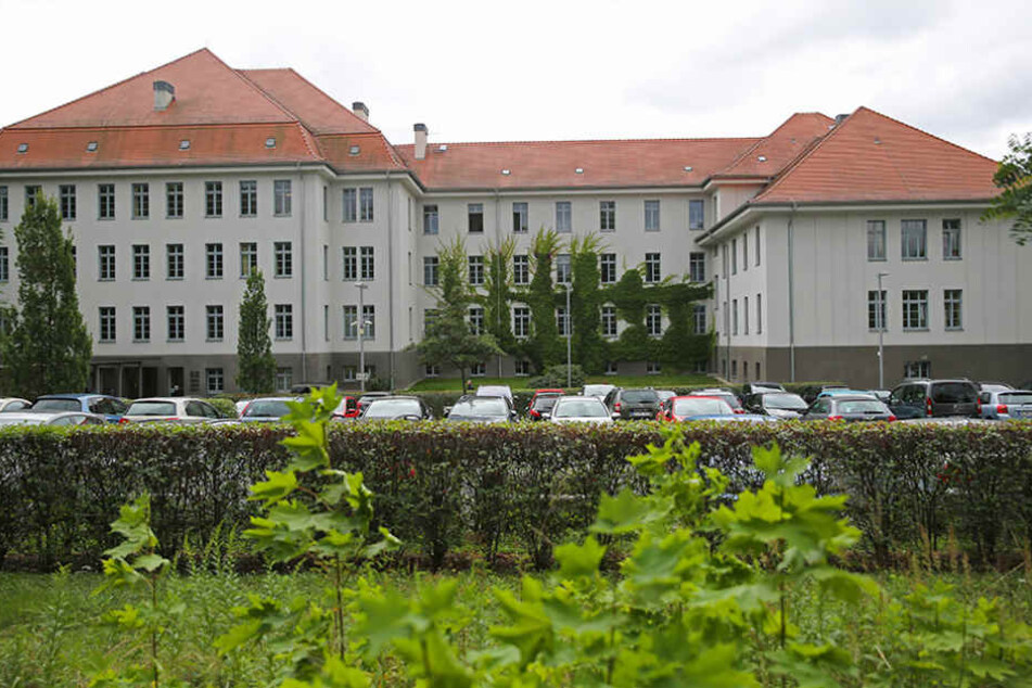 Sachsens Verwaltungsgerichte - wie hier in Dresden - stöhnen unter der
Aktenflut.