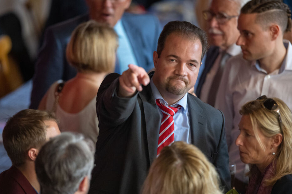Martin Sichert (AfD, M), bayerischer Landesvorsitzender der Partei "Alternative für Deutschland", spricht mit Parteikollegen.