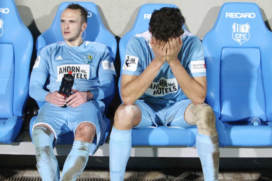 Der Schock beim Chemnitzer FC (hier: Julius Reinhardt (l.) und Myroslav Slavov) über die Insolvenz und den damit verbundenen Abstieg in die Regionalliga