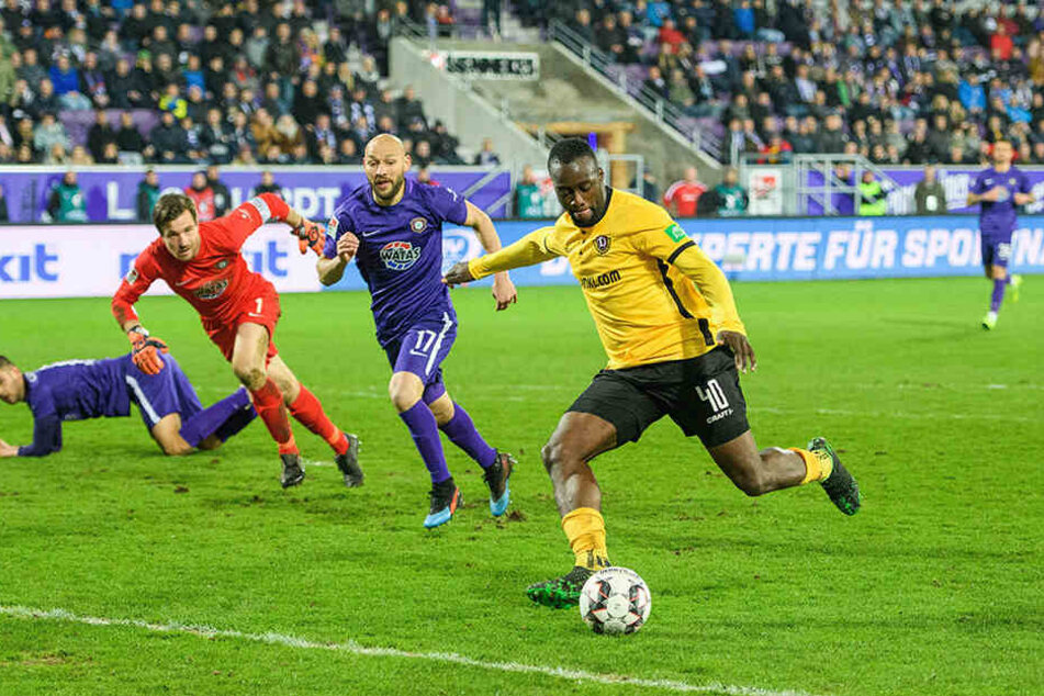 Erich Berko (r.) rannte der Auer Defensive davon und machte mit dem dritten Gästetor den Deckel aufs Sachsenderby drauf.