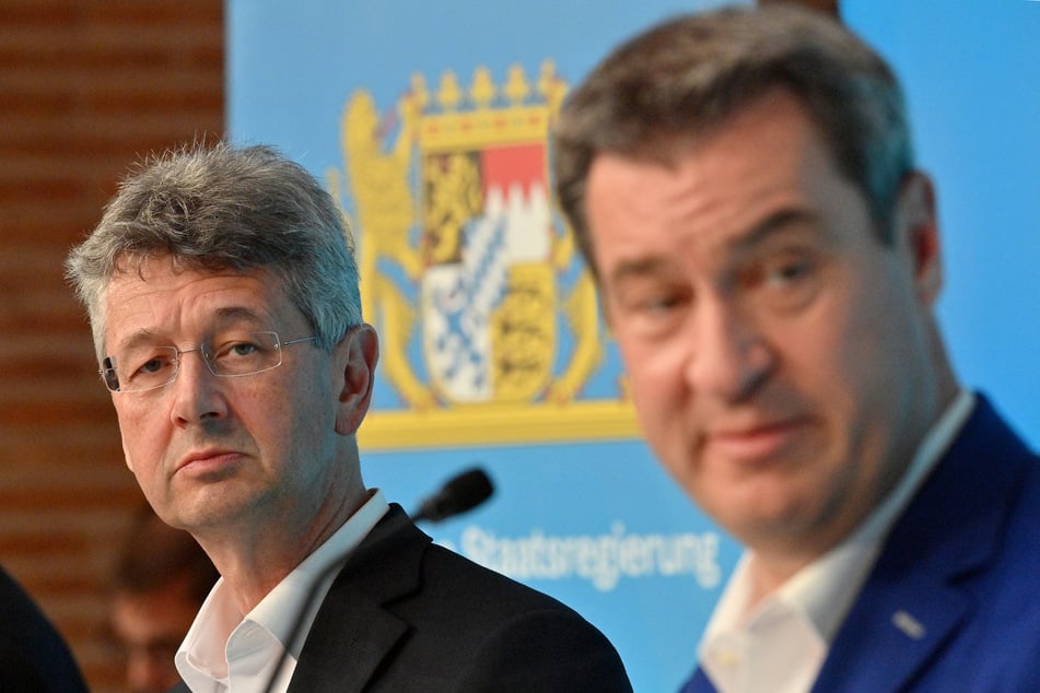 Michael Piazolo (l, Freie Wähler), Staatsminister für Unterricht und Kultus, und Markus Söder (CSU), Ministerpräsident von Bayern. (Archivbild)