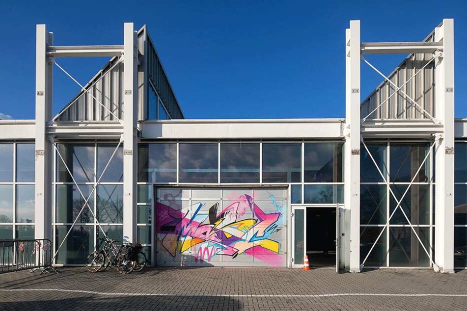 Das gute, alte Terminal 2A glänzte Sonntag noch einmal im schönsten Winterlicht - genauso wie eines der Graffiti-Kunstwerke von "MadC".