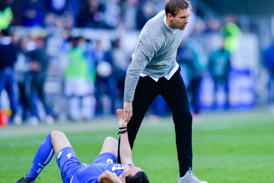 Julian Nagelsmann tröstet Abwehrspieler Nico Schulz nach der 1:4-Niederlage gegen den VfL Wolfsburg.
