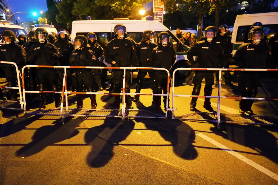 Die Polizei hat das Aufgebot an Polizisten für den 7. Oktober auf 1400 Kräfte aufgestockt. (Archivbild)