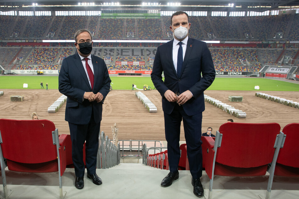 Bundesgesundheitsminister Jens Spahn (CDU, r.) und Nordrhein-Westfalen Ministerpräsident Armin Laschet (CDU) besuchten am Dienstag das künftige Impfzentrum im Düsseldorfer Fußballstadion.