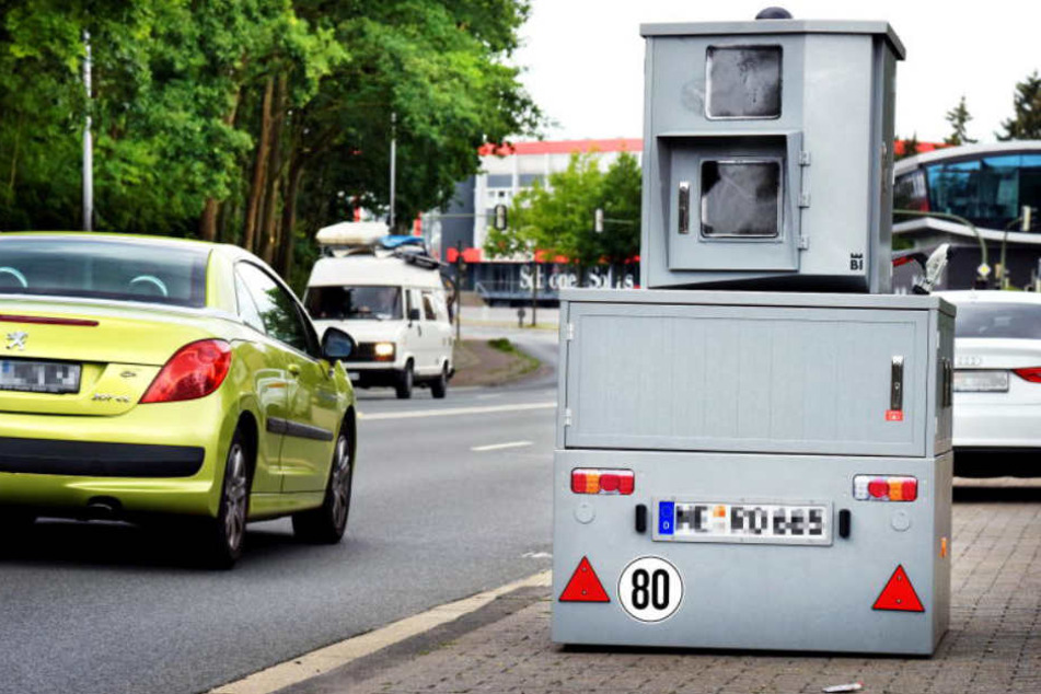 Lange dauerte es nicht, bis der Blitzer zum ersten Mal attackiert wurde.