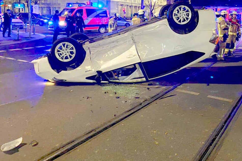 Schwerer Unfall in Berlin: "Uber" überschlägt sich und bleibt auf dem Dach liegen