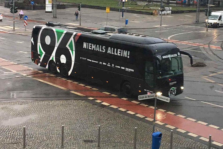 Der Bus von Hannover 96 am Freitagmorgen in Chemnitz.