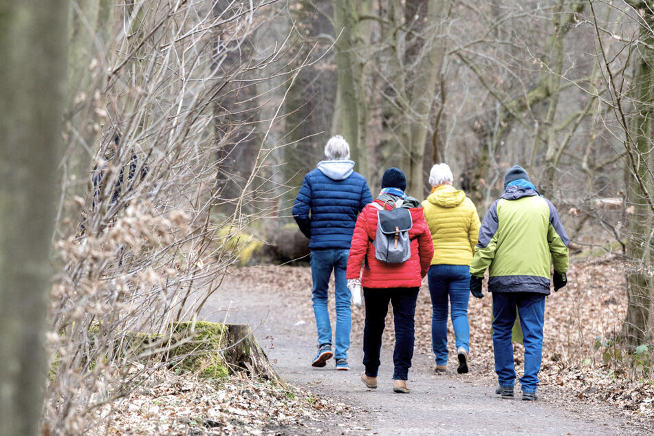 Treffen von zwei Haushalten mit bis zu fünf Personen sind von diesem Montag an auch in Gegenden mit mehr als 100 Neuinfektionen auf 100.000 Einwohner pro Woche in Baden-Württemberg erlaubt. (Symbolbild)