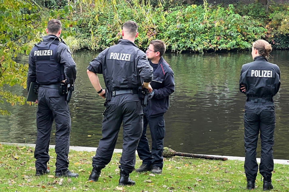 Hamburg: Polizeitaucher suchen im Wasser nach E-Scootern und finden Rakete!