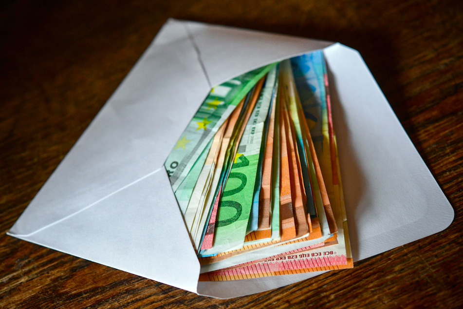 Statt das Geld in einem Tresor zu verwehren, hat sich der Mitarbeiter mit den Scheinen aus dem Staub gemacht. (Symbolbild)