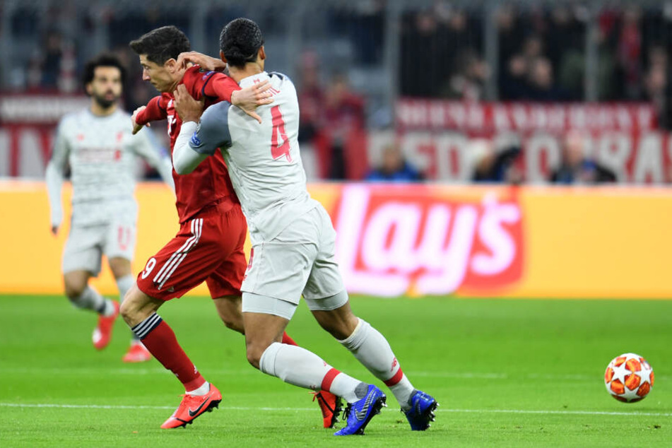 Robert Lewandowski (l) und Virgil van Dijk kämpfen um den Ball.