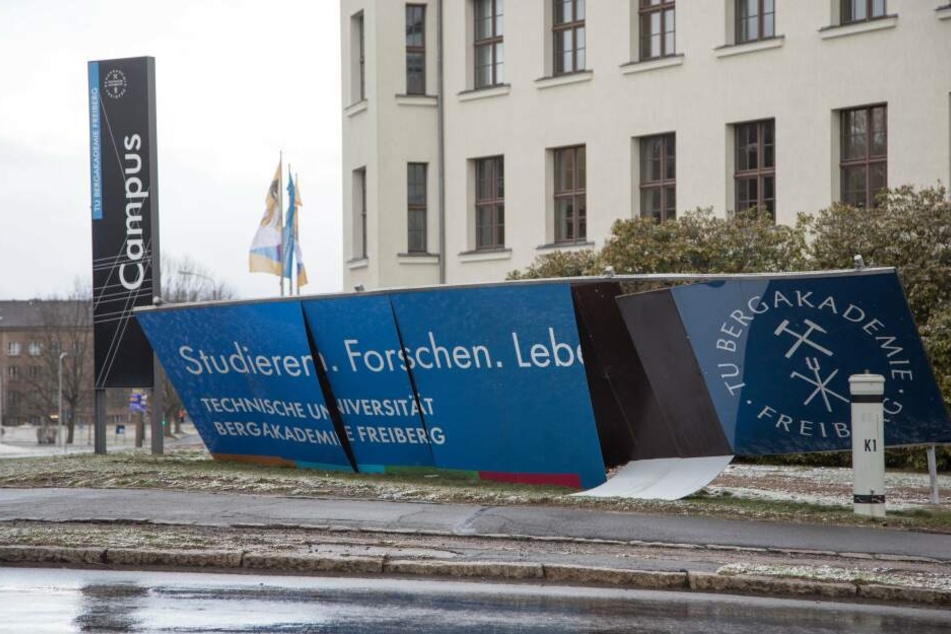 Ein Schild der Bergakademie Freiberg wurde durch den Sturm abgerissen.