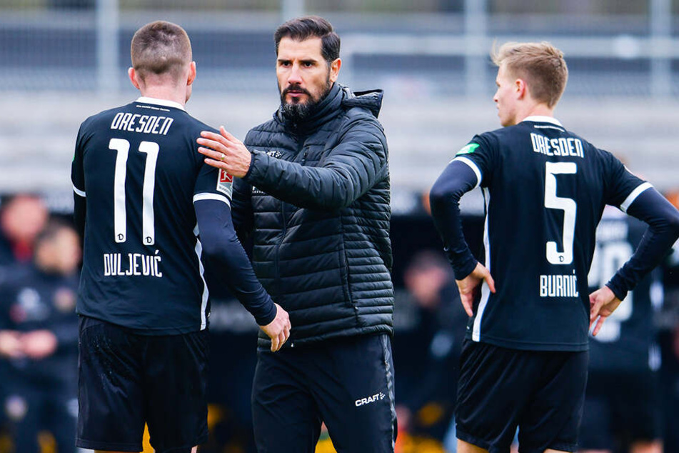 Haris Duljevic (l.) und Dzenis Burnic (r.) klatschten mit Trainer Cristian Fiel ab. Den üblichen Spruch "gut gespielt!" gab es mit Sicherheit nicht zu hören.