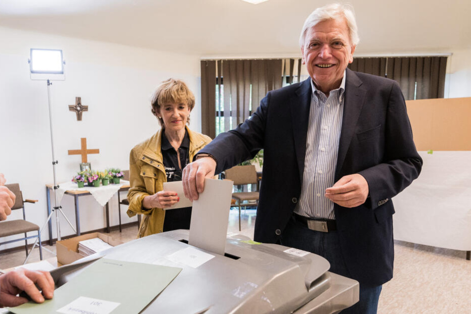 Hessens Ministerpräsident Volker Bouffier gab seine Stimme für die Europawahl zusammen mit Ehefrau Ursula in Gießen ab.