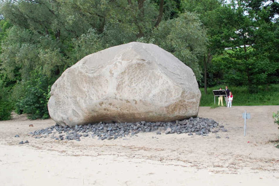 Normalerweise sieht der Findling am Strand von Ovelgönne wie ein großer Stein aus.
