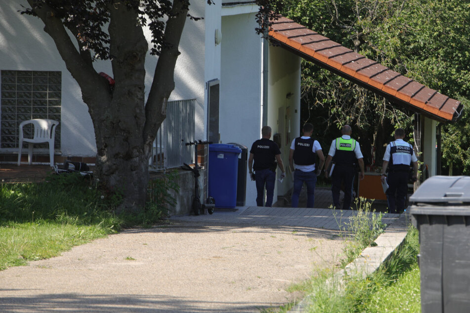 Beamte haben insgesamt drei Personen festgenommen. Eine Waffe hätte man derzeit noch nicht finden können.