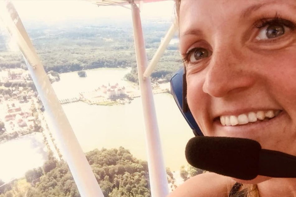 Im Leichtflugzeug überfliegt Silvana Mehnert (38) Schloss Moritzburg.